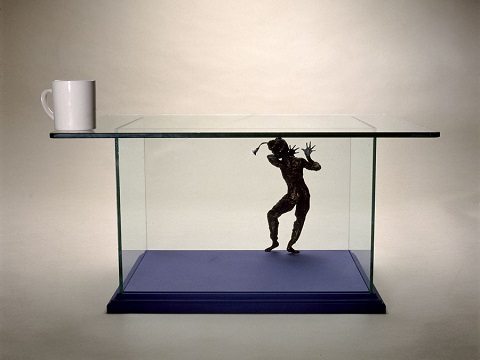mesa caixa de vidro com mergulhador