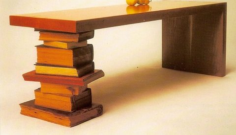 mesa pé de livros