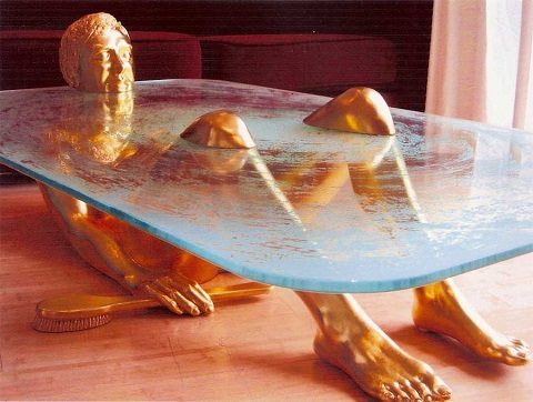 mesas artesanais - pessoa na água