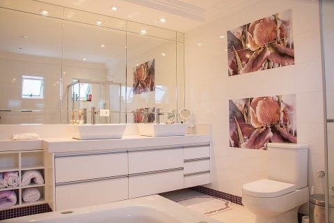 banheiro com espelho