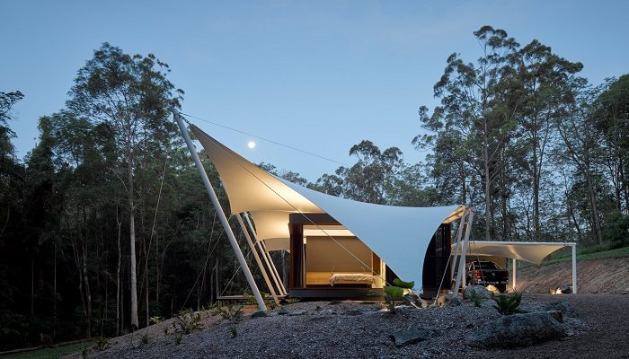 casa com telhado de tenda