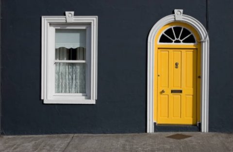 fachada com cor da porta diferente das janelas