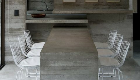mesa e prateleiras de concreto