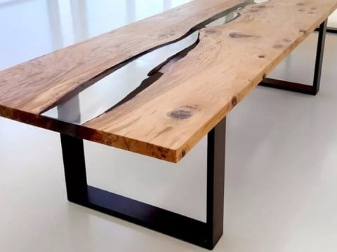 mesa de madeira com resina - river table