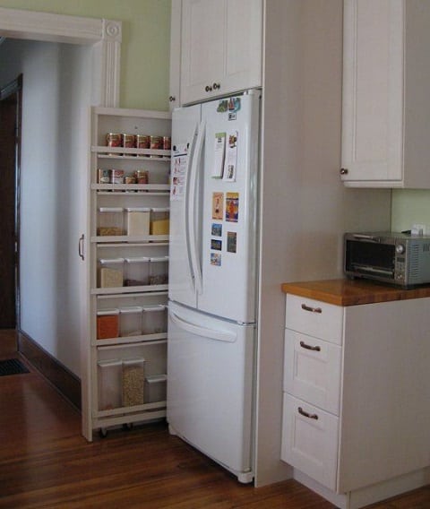armário no canto da geladeira