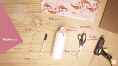 como fazer mural de tecido e papelão