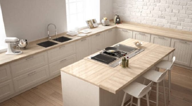 Cozinha com ilha ajuda a separar espaço de cozinha e espaço de convívio