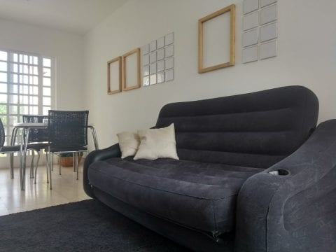 decoração de sala simples e bonita - sofá inflável