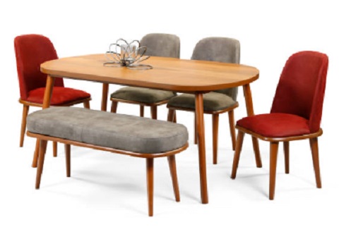 mesa com cadeiras diferentes